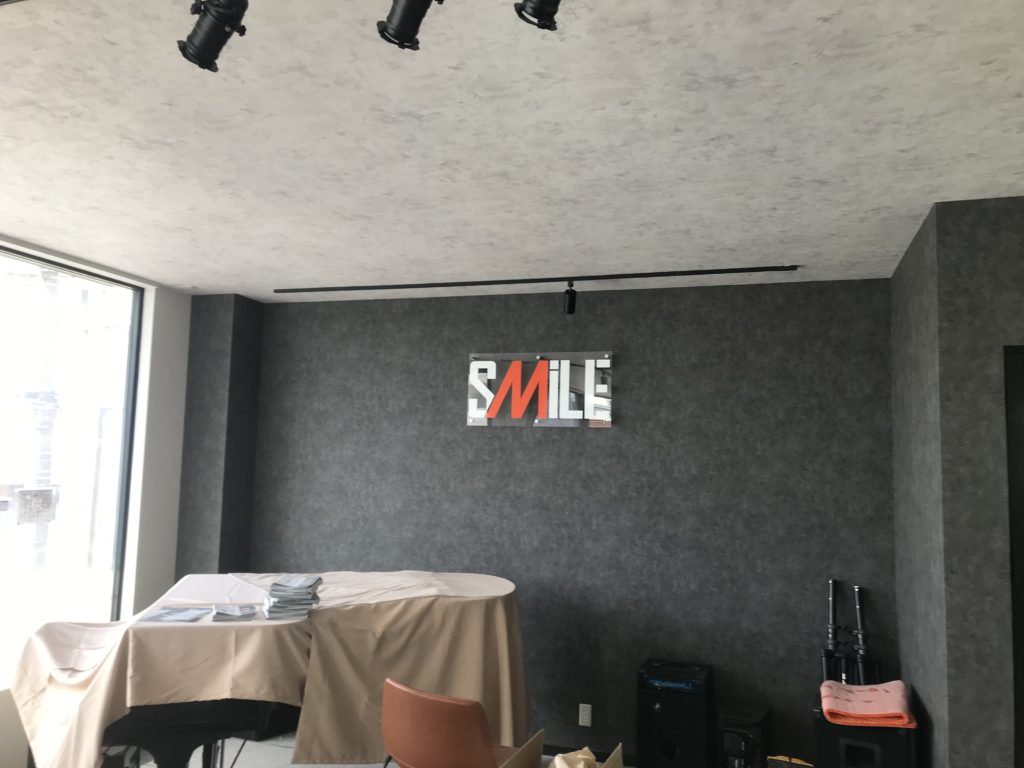 九品寺SMILE様（壁面看板・ウインドウサイン製作） | 熊本の看板ならEIBAN